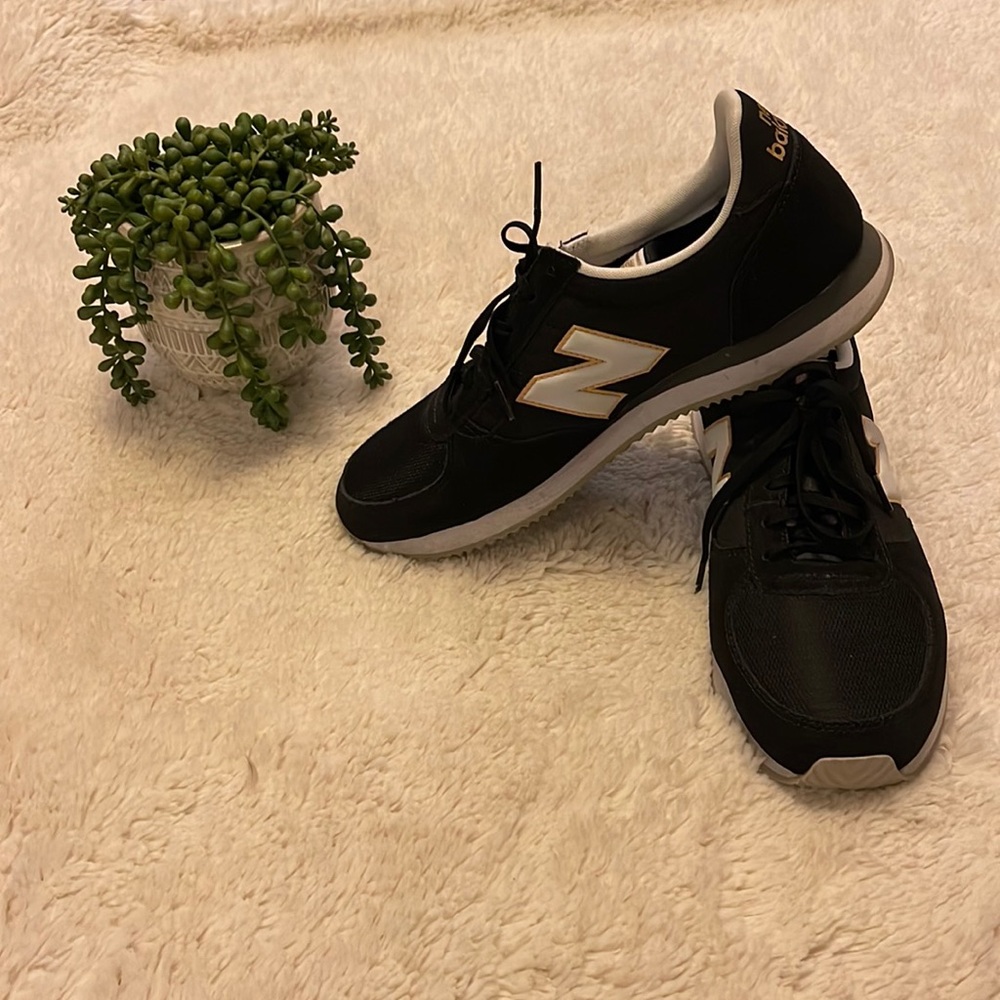 New Balance tennis shoes